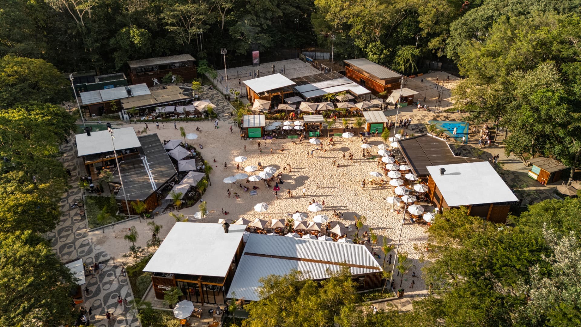Vista aérea da Orla TotalPass no Parque Villa-Lobos com quadras, restaurantes e área de areia